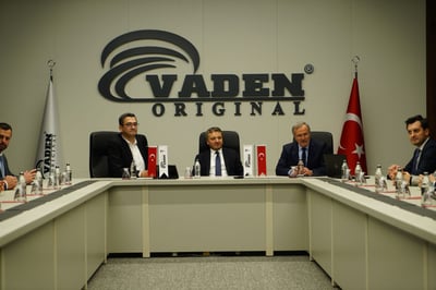 Der stellvertretende Minister für Industrie und Technologie, Zekeriya Coştu, besucht im Rahmen seines Besuchs in Konya die Produktionsstätte von Vaden Original